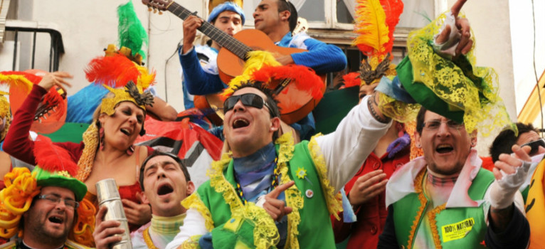 Grupo de Ilegales cantando en las calles de Cádiz