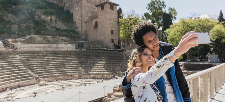 Lieux romantiques à Malaga – Couple devant l’Alcazaba et le théâtre romain
