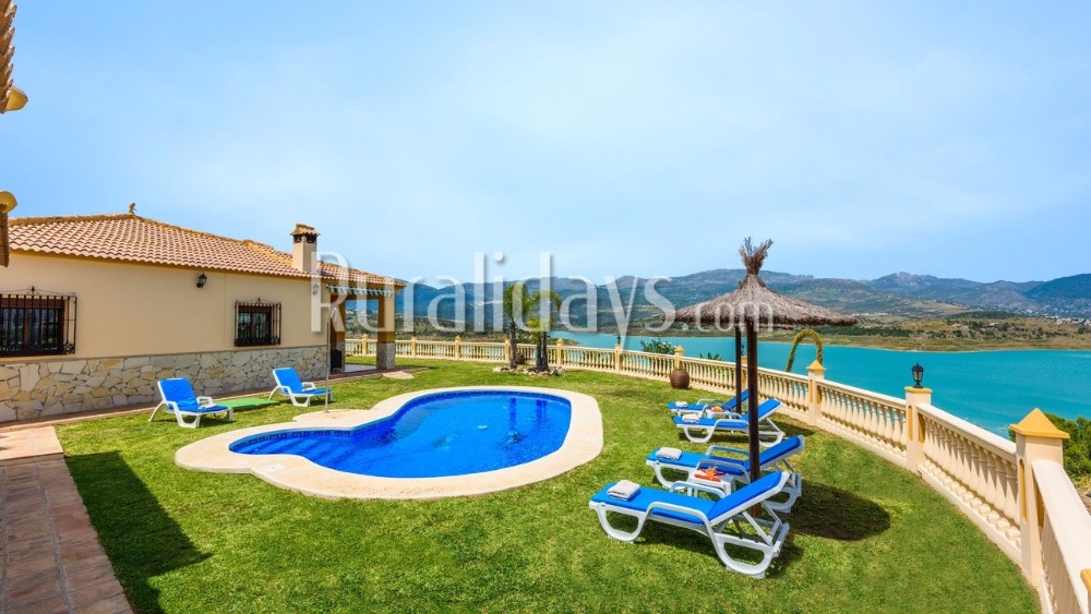 Villa met spectaculair uitzicht op het meer (La Viñuela)