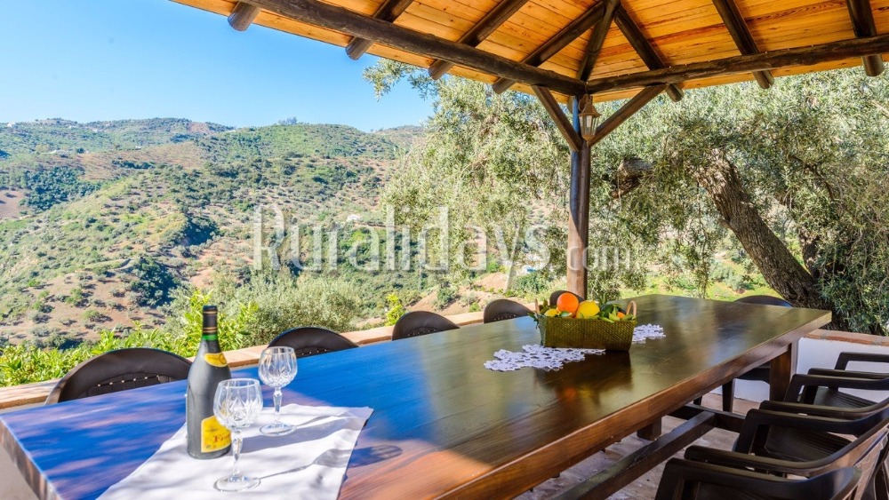 Casa rural con esplendidos exteriores (Riogordo, Málaga)
