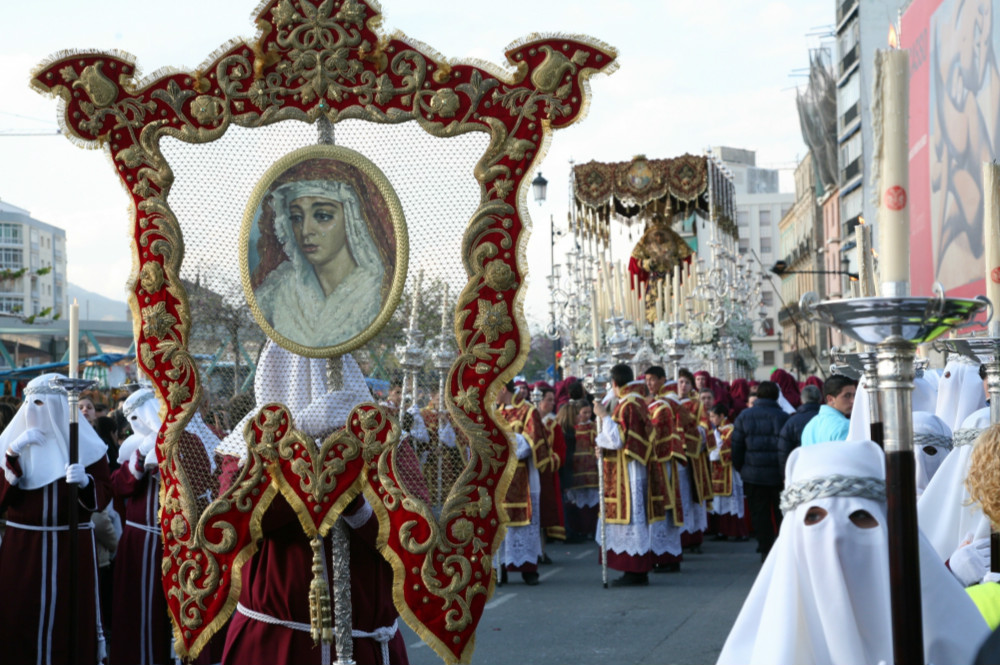 Procesión de la cofradía de la Columna durante la Semana Santa en Málaga