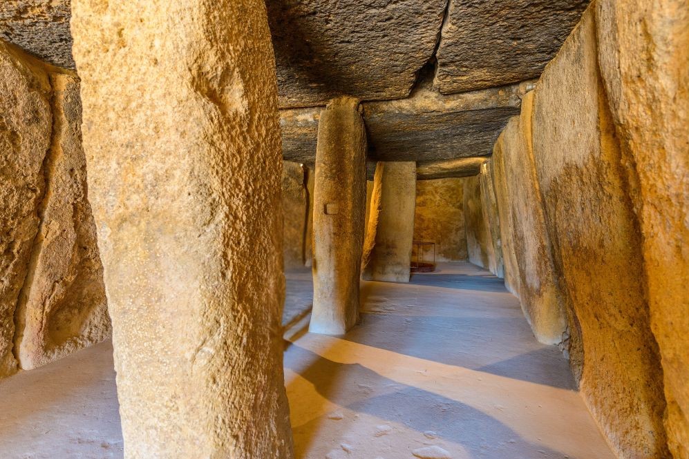 Interior del dolmen de Menga
