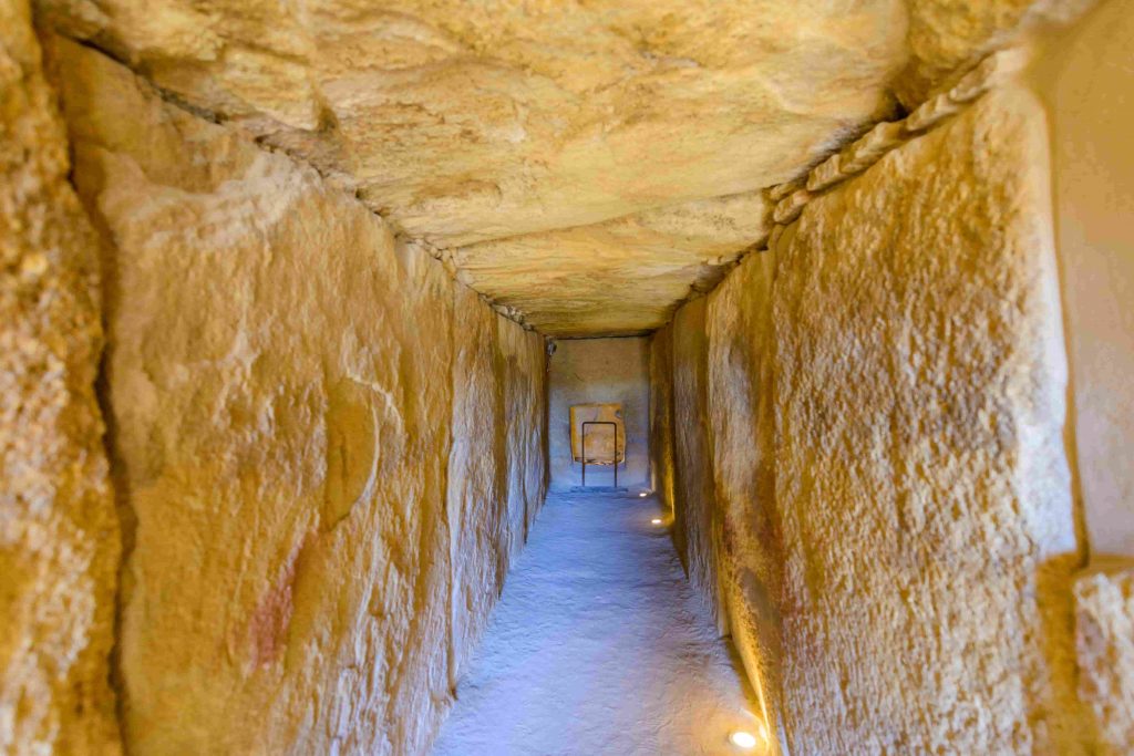 Interior del dolmen de Viera