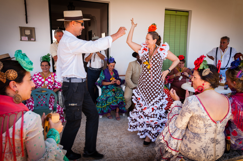 Menschen während der romería del rocío tanzen