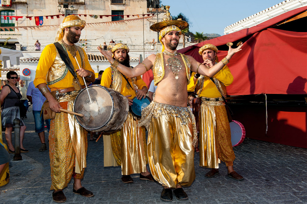 Dansers in de straten van Frigiliana