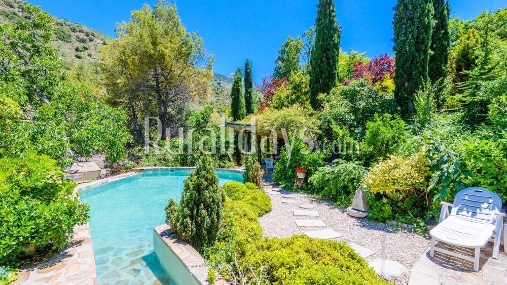 Holiday home in front a waterfall (Torres, Jaen)