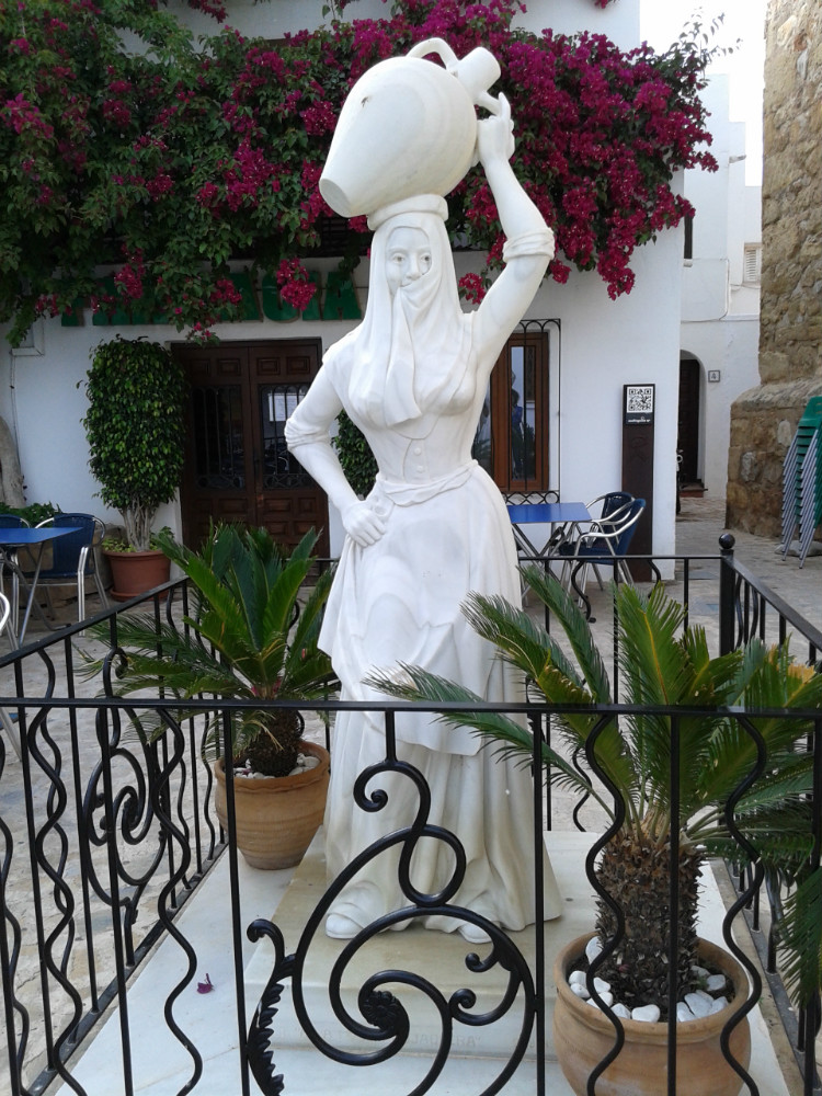 Estatua de la Mojaquera en Mojácar, Almeria