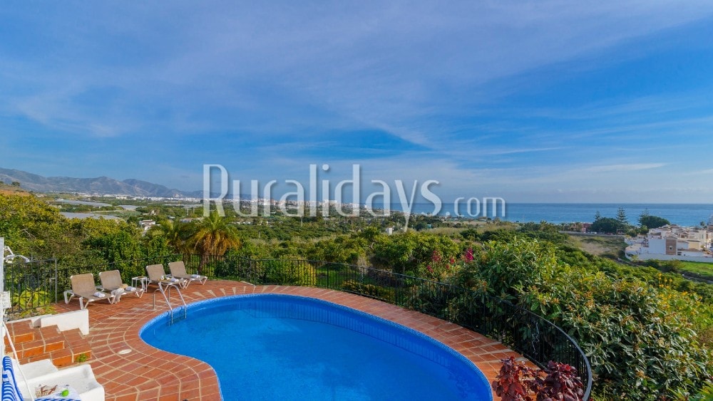Villa de estilo moderno con impresionante piscina privada en Nerja - MAL2857
