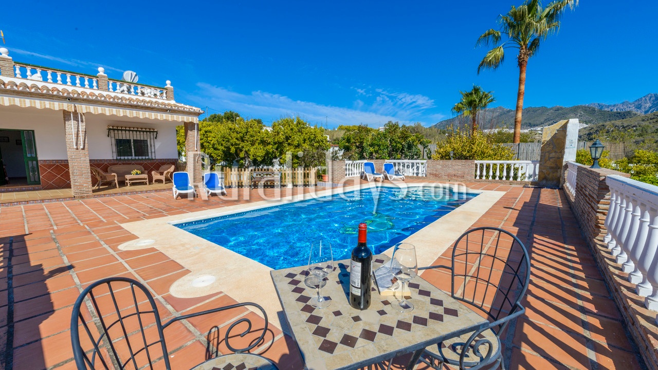 Luminosa villa entre las montañas y el mar Mediterráneo en Nerja
