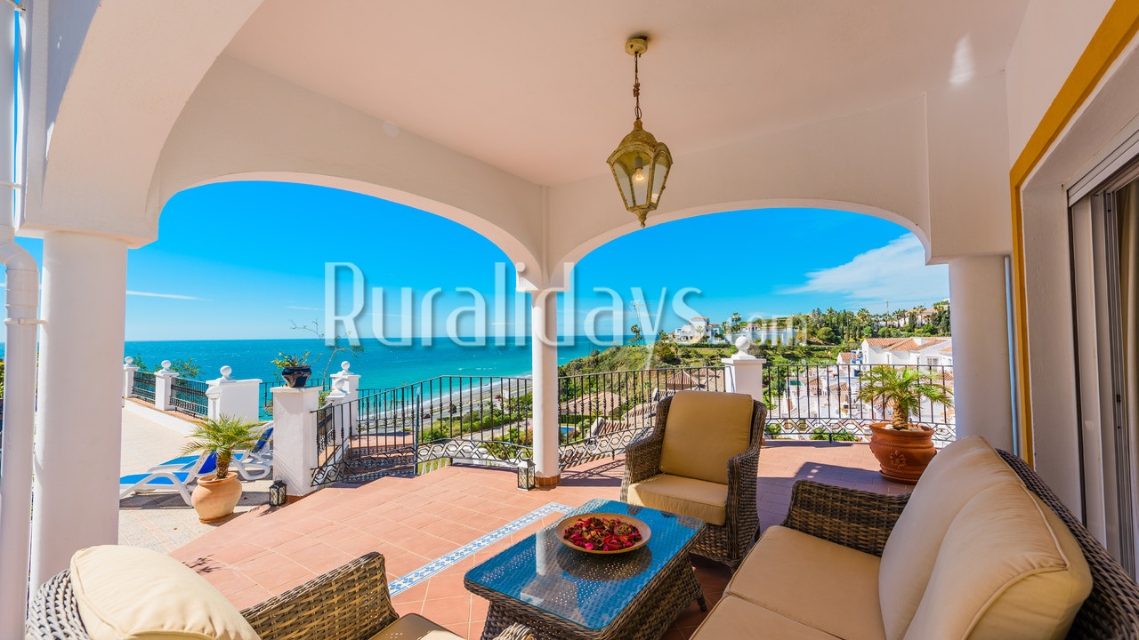 Villa gelegen op een steenworp afstand van het strand in Nerja