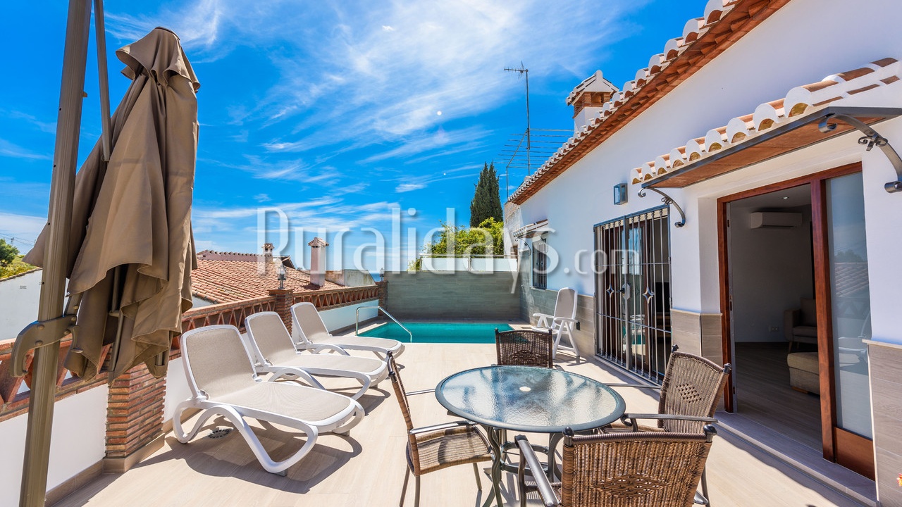 Alquiler de vacaciones con piscina privada en la terraza en Nerja