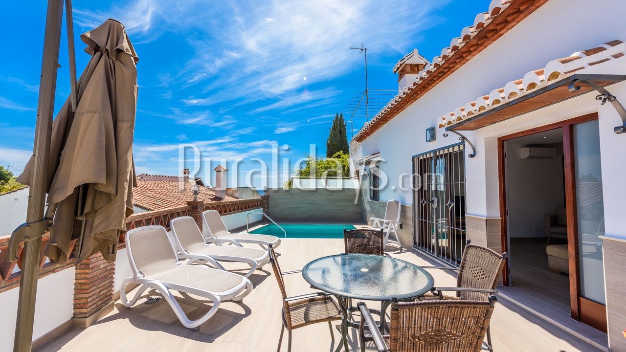 Location de vacances avec piscine privée sur la terrasse