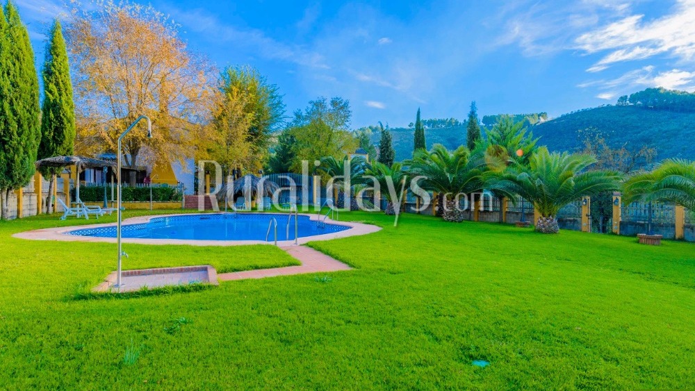 Villa with huge garden and mountain views in Palenciana (Cordoba)