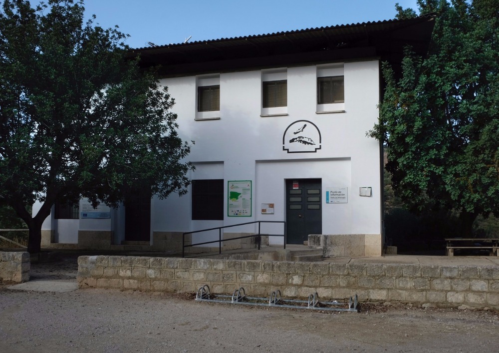 Interpretatiecentrum en ornithologische observatorium in het Via Verde de la Sierra in Cadiz