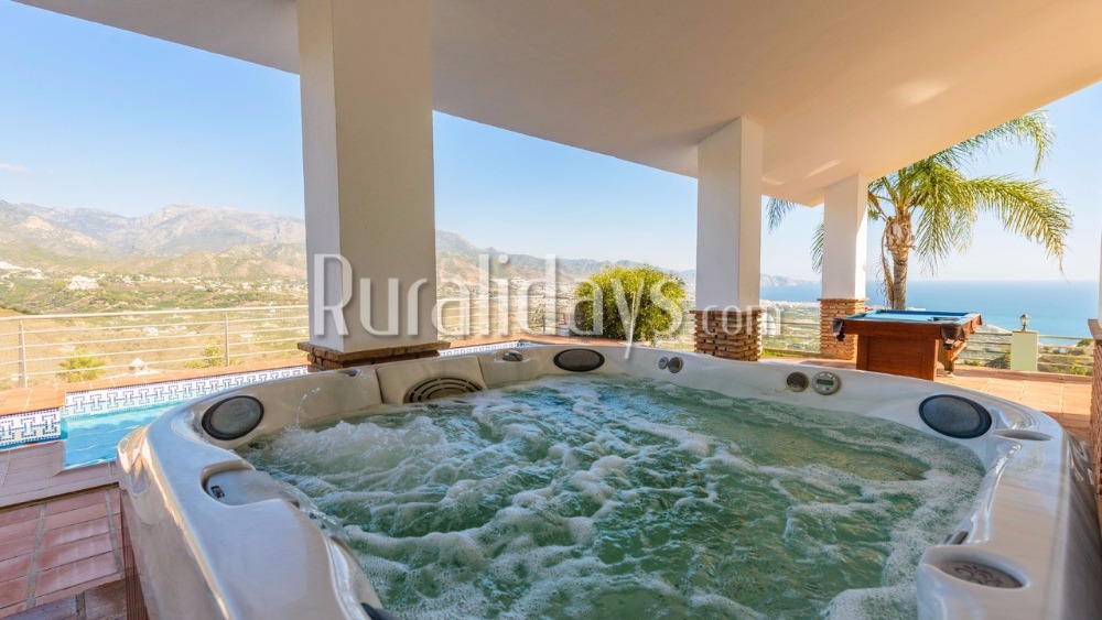 Villa con vistas al mar y Jacuzzi exterior en Nerja