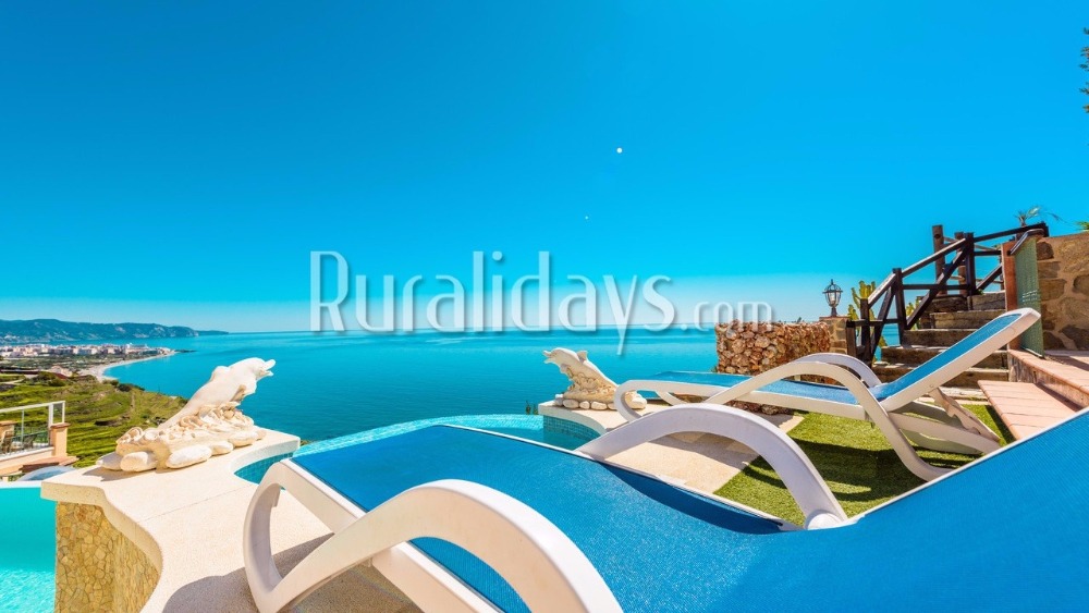 Villa con espectaculares vistas y piscina infinita en Nerja
