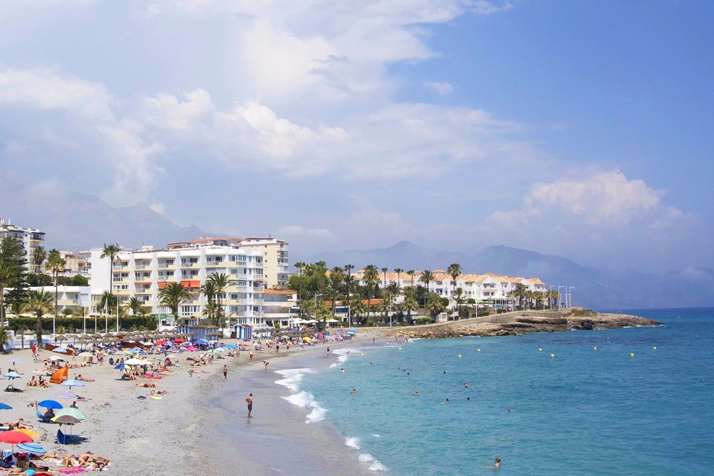 Strand van La Torrecilla in Nerja