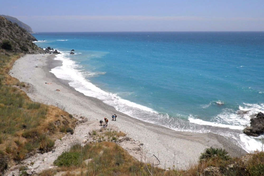 Strand van Las Alberquillas in Maro (Nerja)