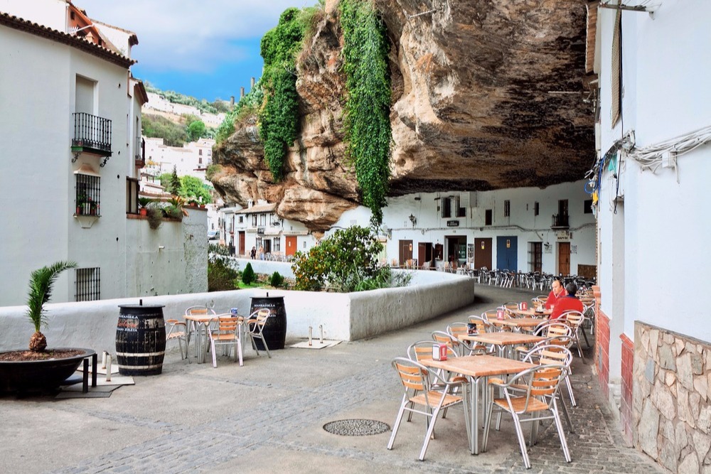 Street Cuevas de la Sombra in Setenil de las Bodegas. What to do in setenil