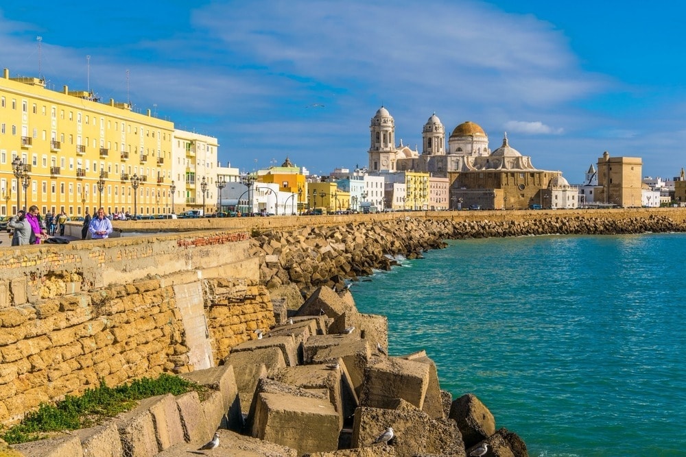 Paseo marítimo con la Catedral de Cádiz en el fondoz - Andalucía en 14 días