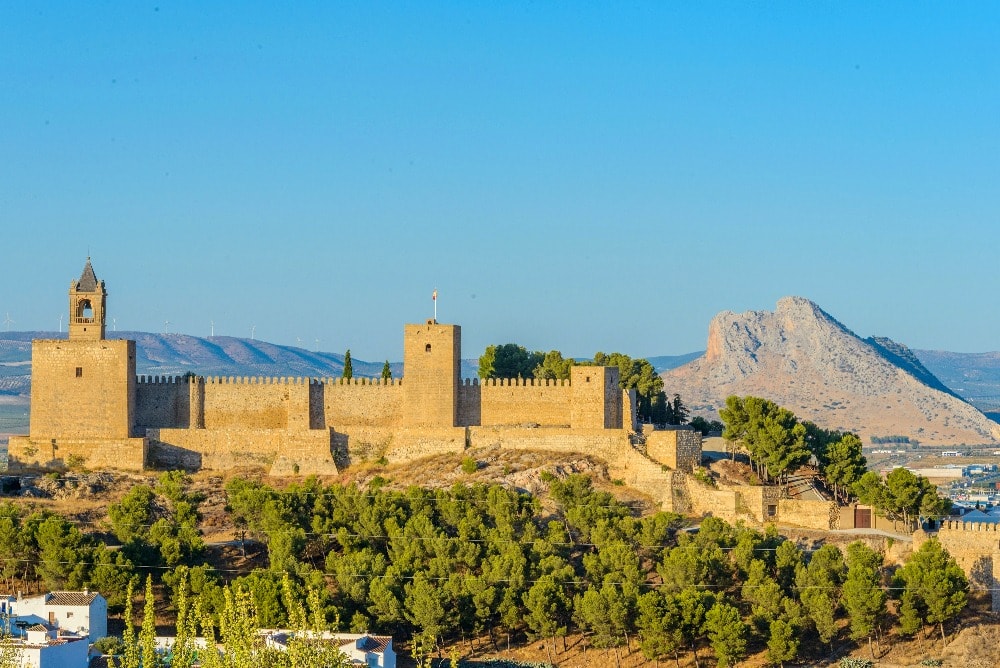 Une vue de l'Alcazaba et de la Peña de los Enamorados à Antequera - Andalousie en 14 jours