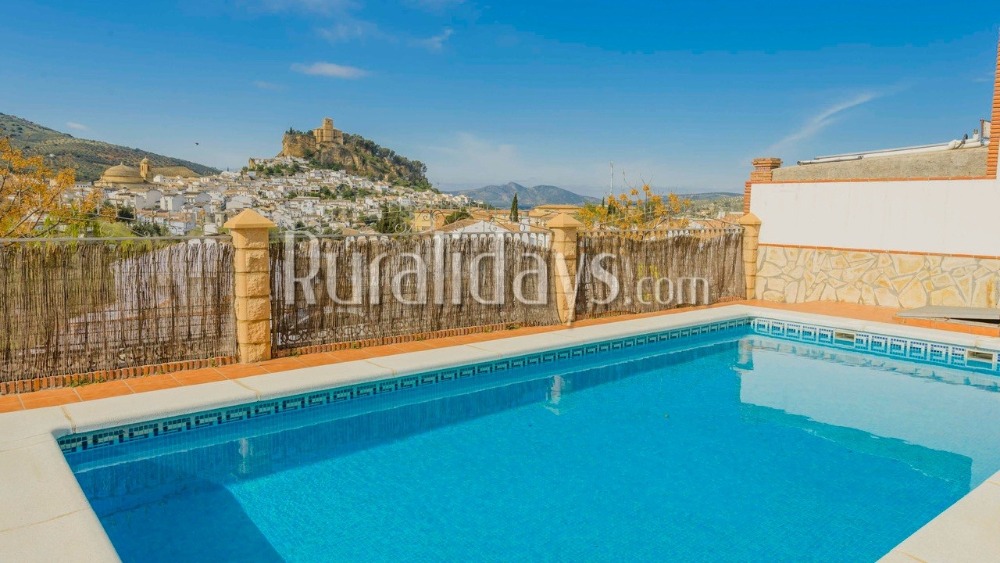 Chaleureuse villa de vacances avec vue sur le château à Montefrío (Grenade)