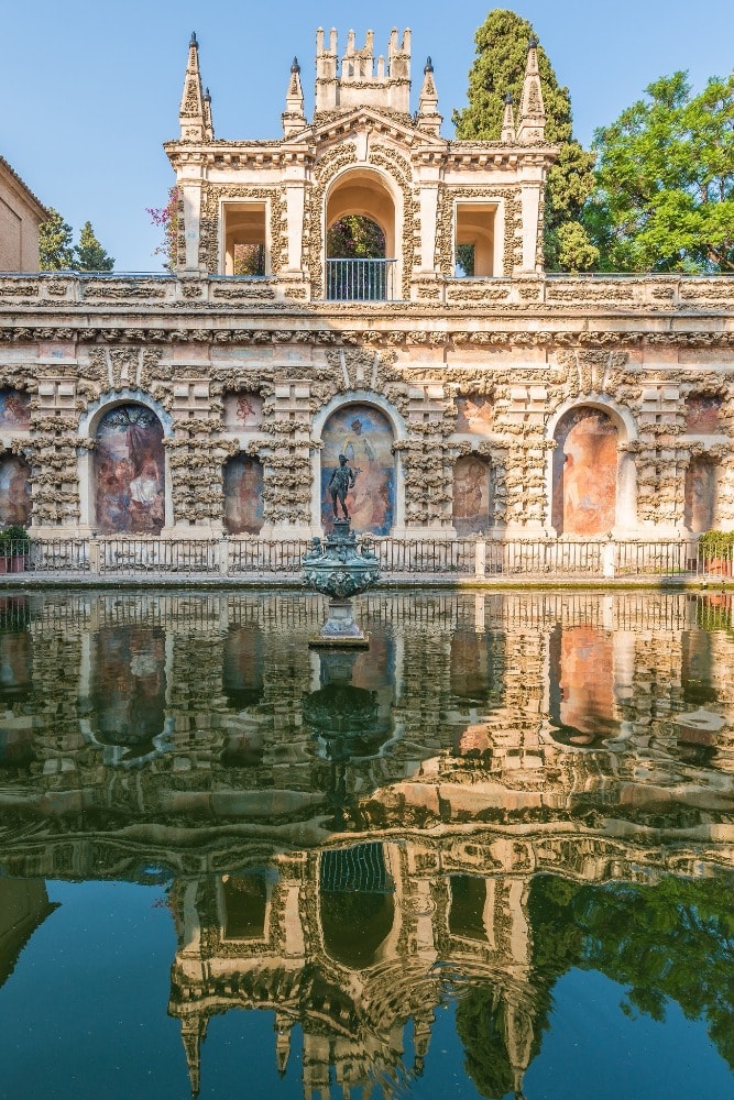 Einer der Teiche in der Real Alcazar in Sevilla