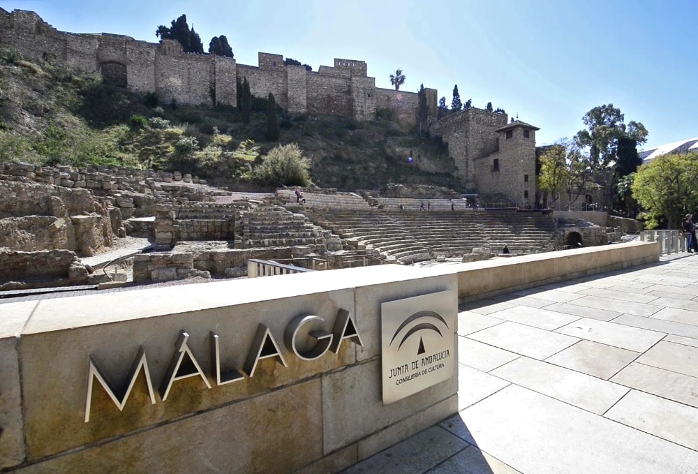 Het Alcazaba en het Romeinse theater op de voorgrond