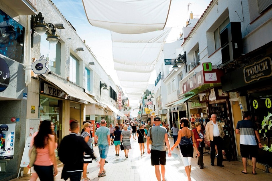 Schlendern Sie entlang der Calle San Miguel in Torremolinos (Malaga)