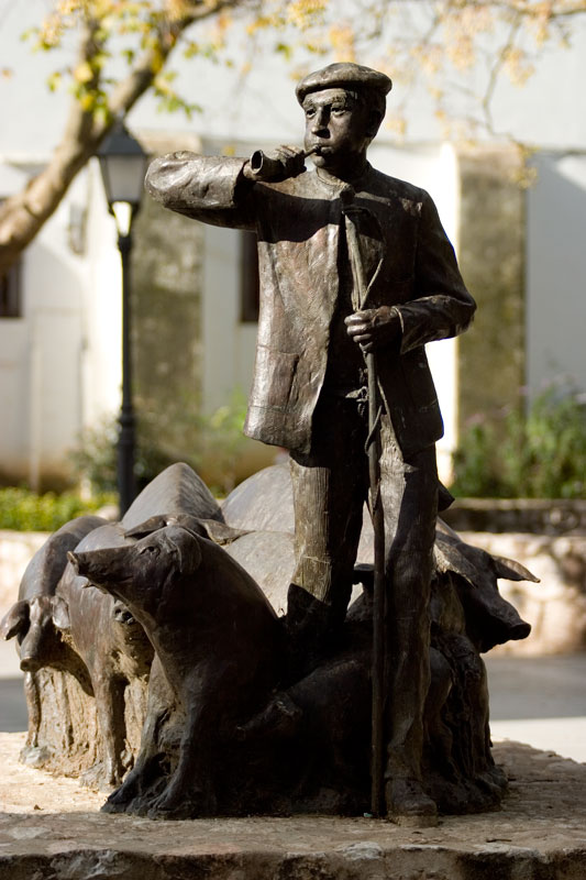 Estatua de El Concejil - símbolo del Museo del Jamón en Aracena