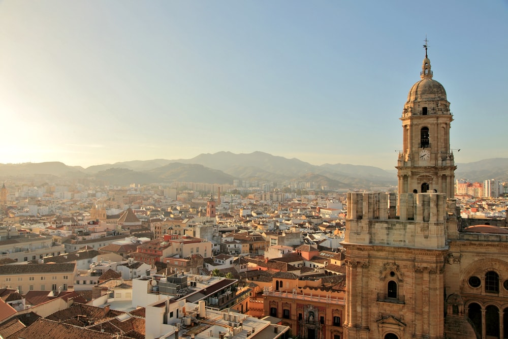La Manquita se démarquant dans l'horizon de Malaga