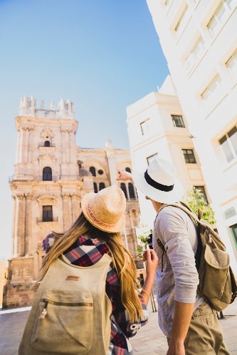 Couple devant la cathédrale de Malaga