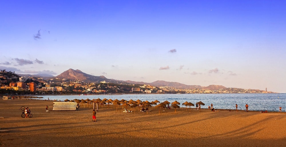 Flank the beach of La Malagueta in Malaga