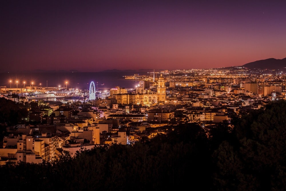 Vista nocturna desde el Mirador de Gibralfaro en Málaga - sitio romántico donde decir Te Quiero