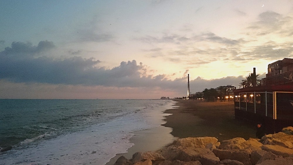 Malaga Promenade mit Torre Monica am Horizont - Foto von Ruralidays.com