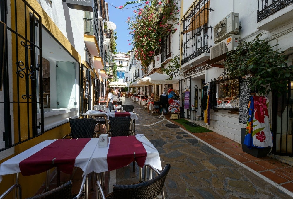 Straße in der Altstadt von Marbella, die zum Restaurant El Balcón de la Virgen führt