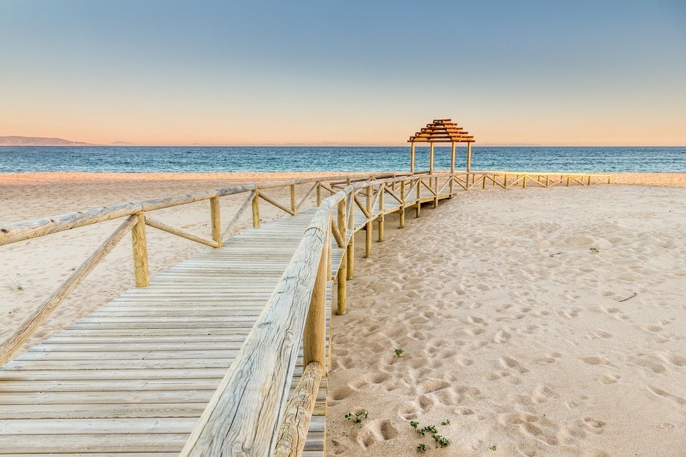 Sentier en bois sur la plage de Faro de Trafalgar