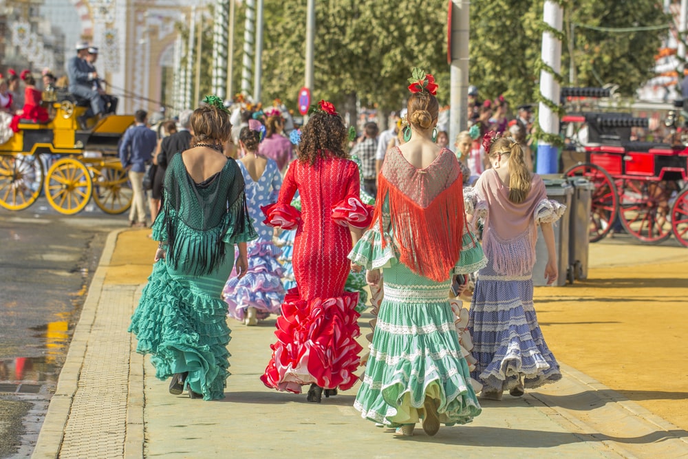 Feria de Sevilla, mujeres con vestidos típicos