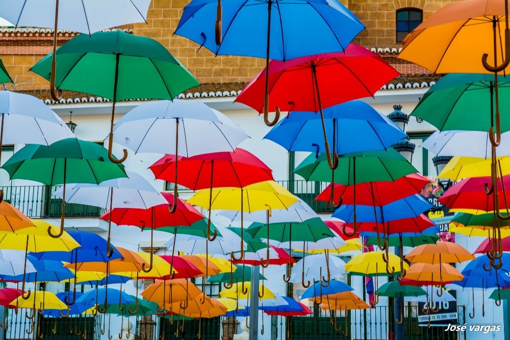 Regenschirmen in der Plaza de la Constitución in Torrox