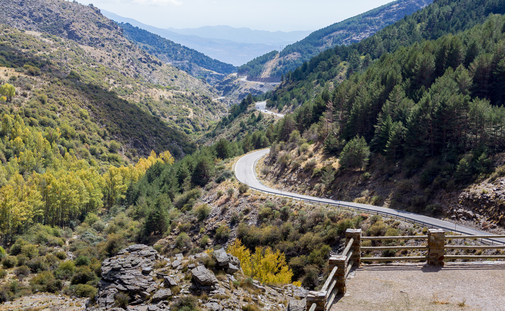 Sendero y paisaje en el parque nacional Sierra Nevada en la provincia de Granada