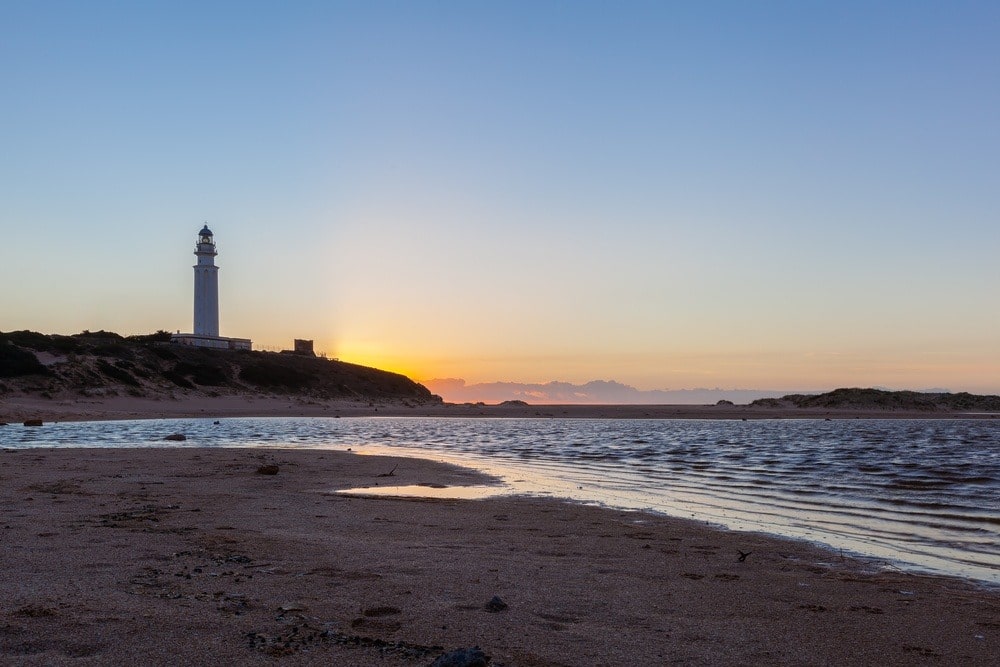 Strand van Faro de Trafalgar bij zonsondergang