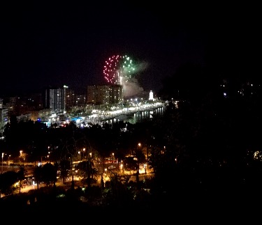 Vuurwerk om de Malaga-beurs te beginnen, gezien vanaf de berg Gibralfaro - Ruralidays