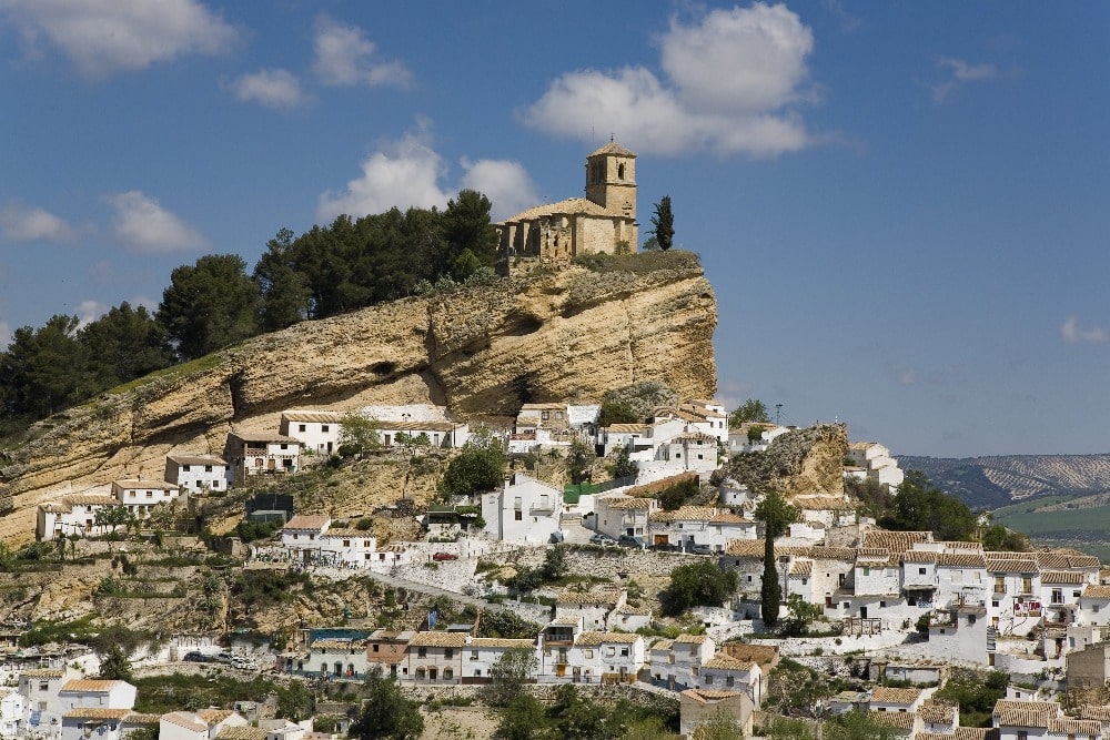 Das Schloss und die Kirche von La Villa in Montefrío (Granada)