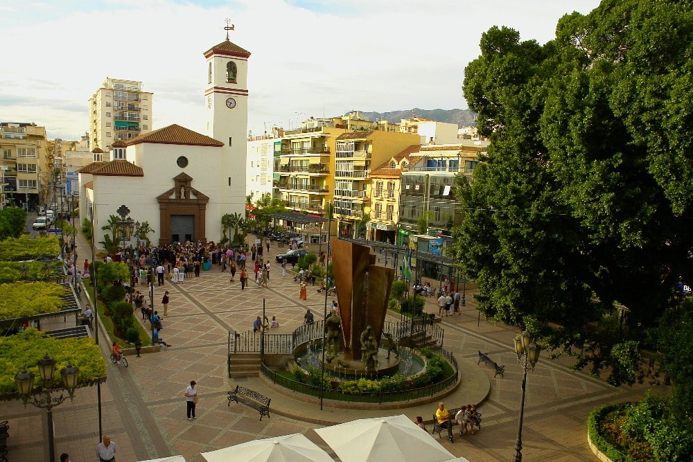 Het Constitution Square in Fuengirola - hoofdplein (stadhuis van Fuengirola)