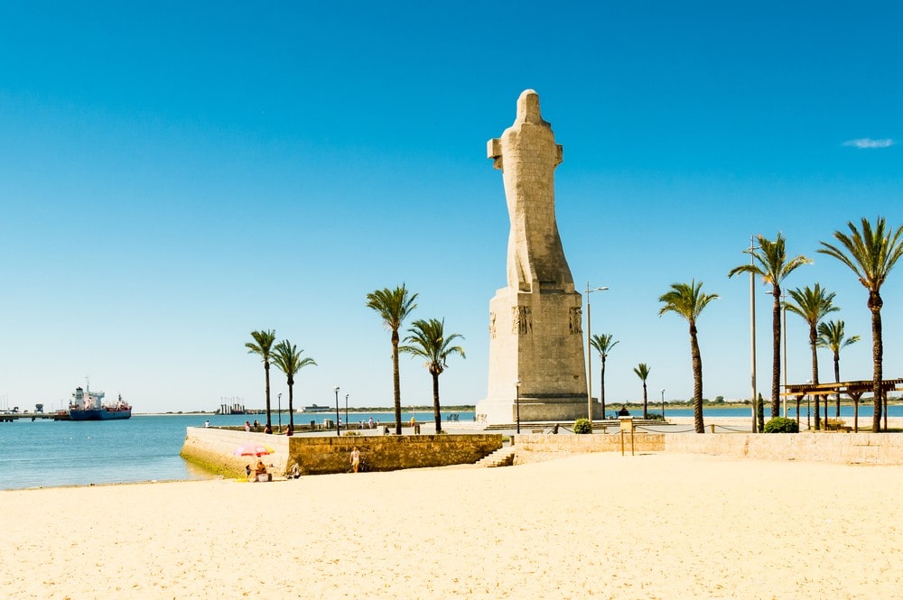 Monument voor Columbus op zoek naar het westen