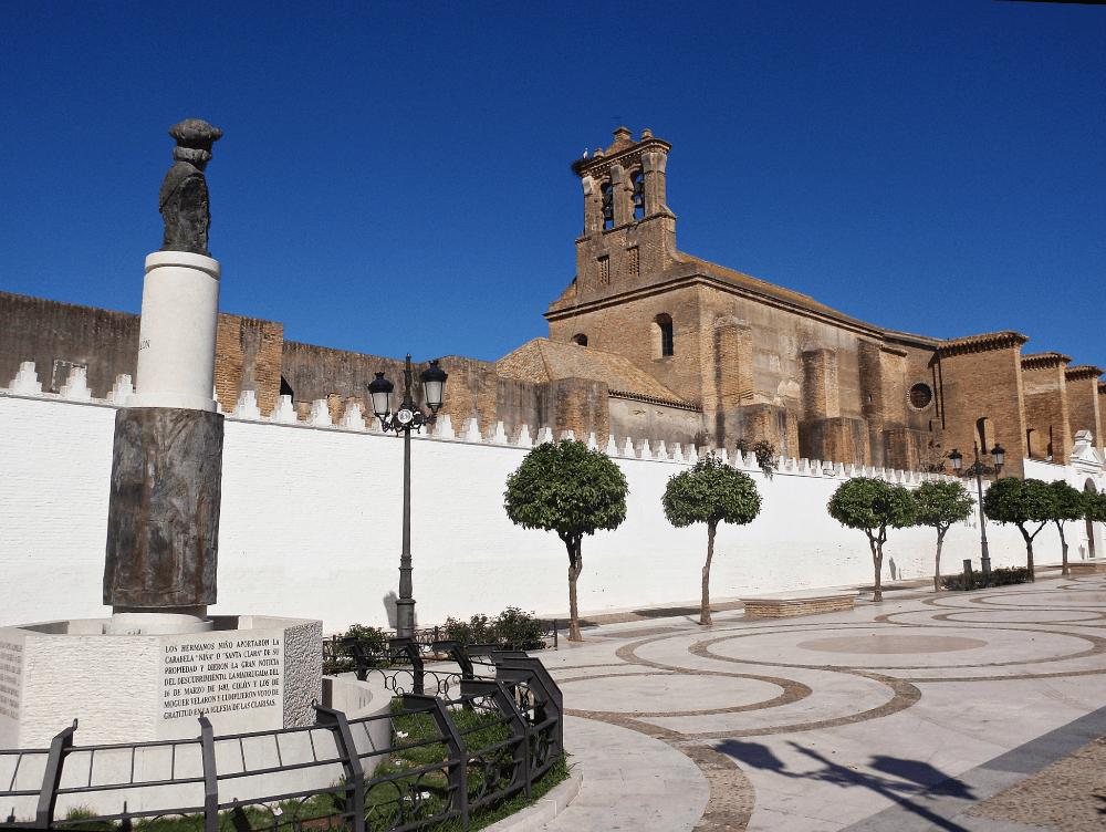 Monumento a Colón mirando hacia el Monasterio de Santa Clara en Moguer