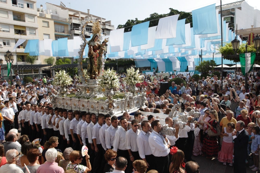 Processie Virgen del Rosario tijdens beurs in Fuengirola (stadhuis van Fuengirola)