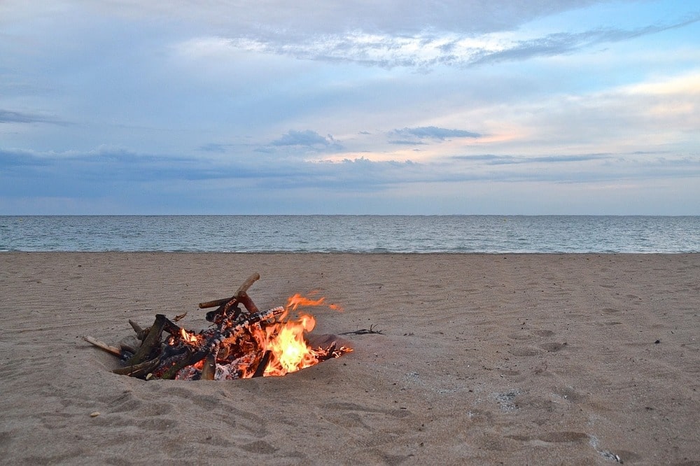 Lagerfeuer am Strand für San Juan - Der Juni in Malaga