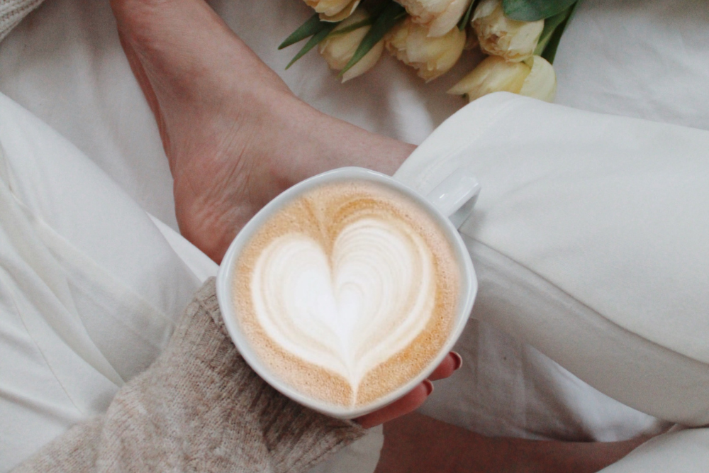 desayunos románticos café con espuma corazón