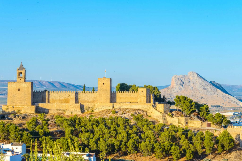Vistas de la Alcazaba de Antequera y la Peña de los Enamorados